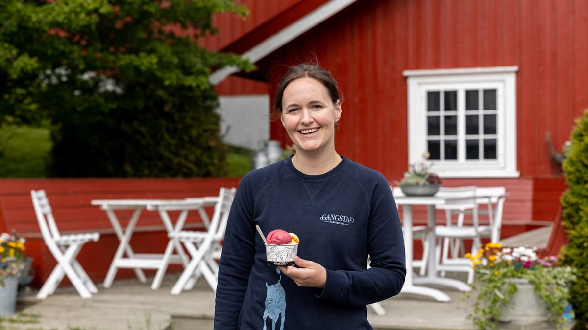 maren gangstad Smilende dame holder en skål med iskuler