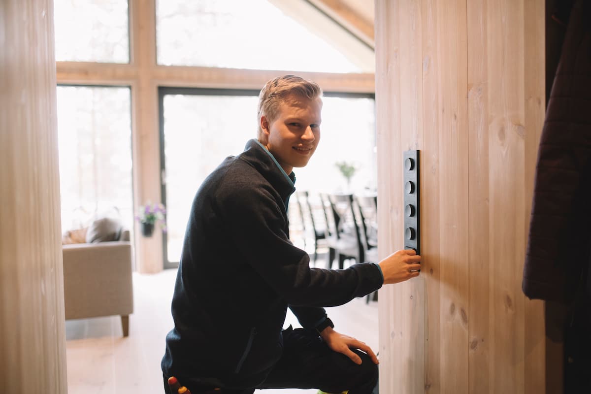 sivert lysbrytere Mannlig elektriker sitter ved en rekke med lysbrytere