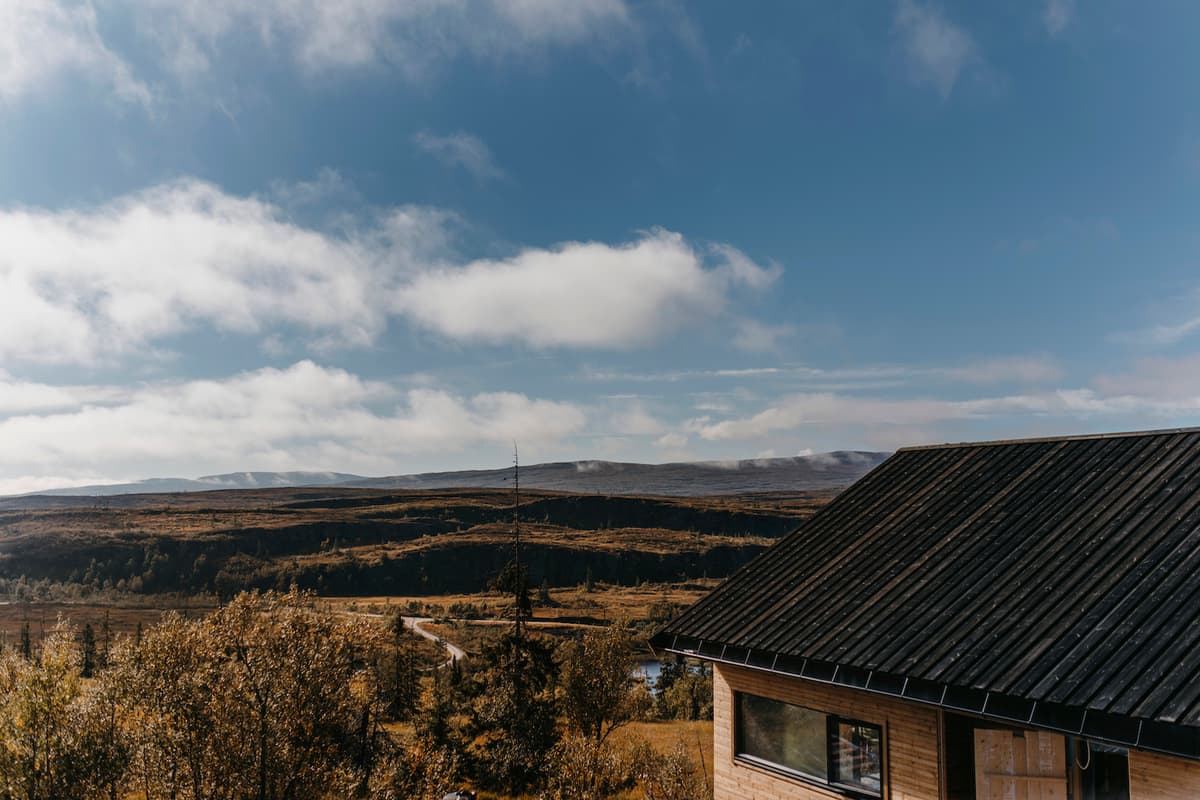 Hytte med tretak i landskap Hytte med tretak i landskap
