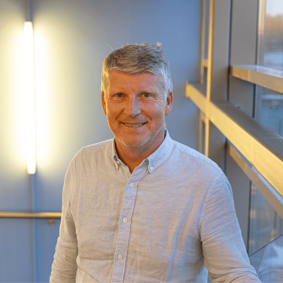 Pål Anders Dahl står i trappen på hovedkontoret til NTE Pål Anders Dahl står i trappen på hovedkontoret til NTE