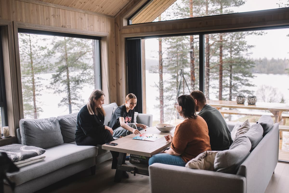 stue med utsikt Familie på fore spiller brettspill