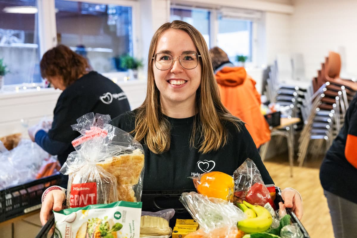 Marthe stiftet Hjelp mæ å hjelpe for 10 år siden En kvinne holder fram en matkasse og smiler. Foto