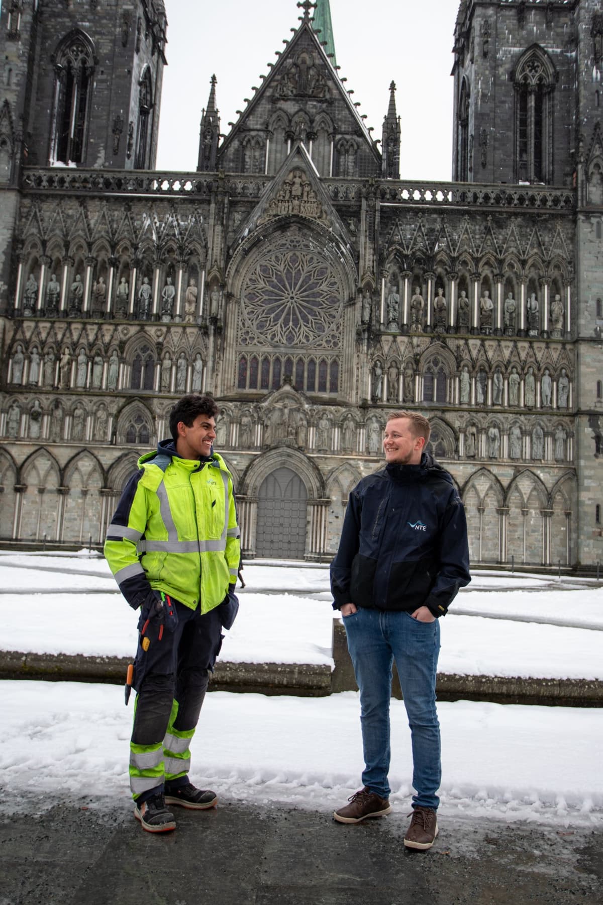 Elektriker og NTE-ansatt smiler foran Nidarosdomen i Trondheim Elektriker og NTE-ansatt smiler foran Nidarosdomen i Trondheim