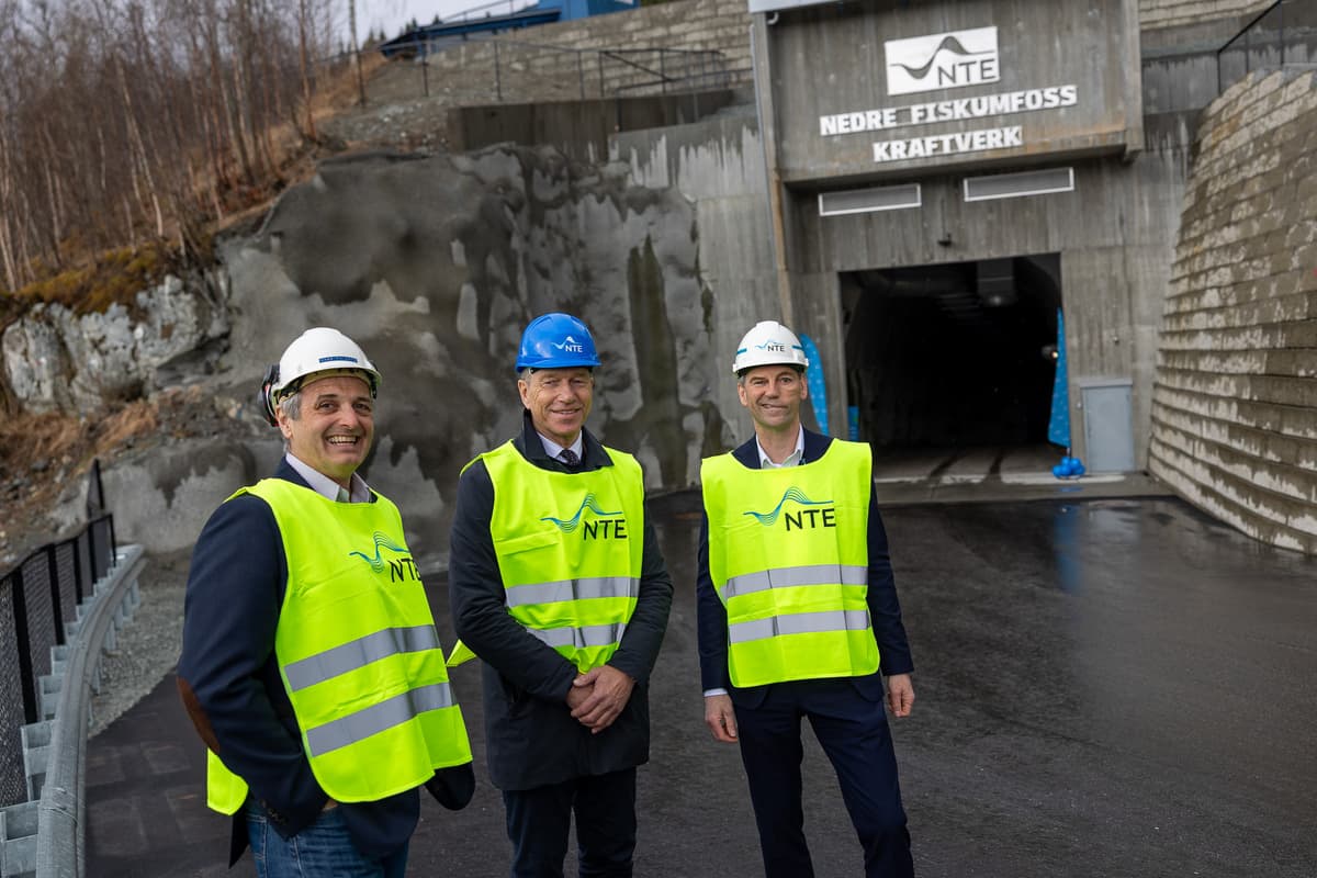 Inge Forseth energiminister Terje Aasland og Christian Stav under offisiell apning av Nedre Fiskumfoss kraftverk NTE 03638 Konserndirektør Inge Forseth, energiminister Terje Aasland og konsernsjef Christian Stav under den offisielle åpningen av Nedre Fiskumfoss kraftverk