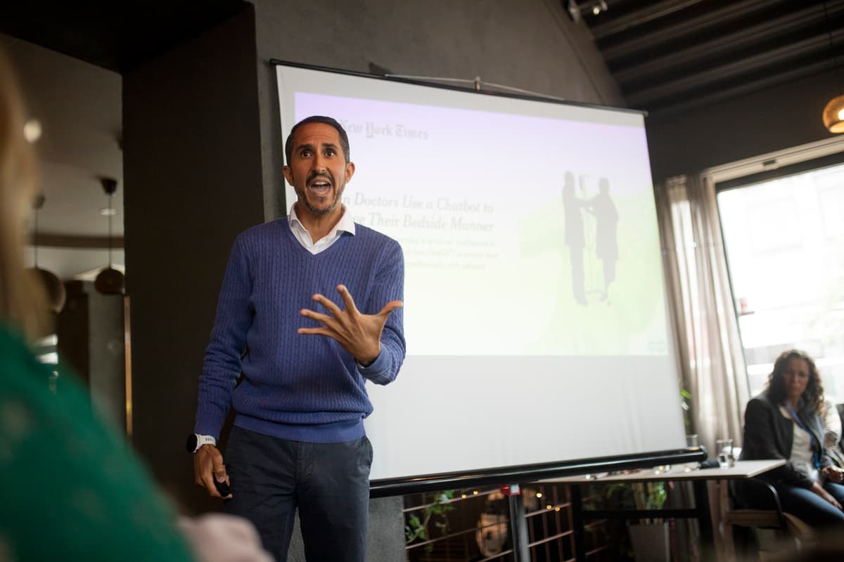 federico lozano Engasjert mann som holder foredrag