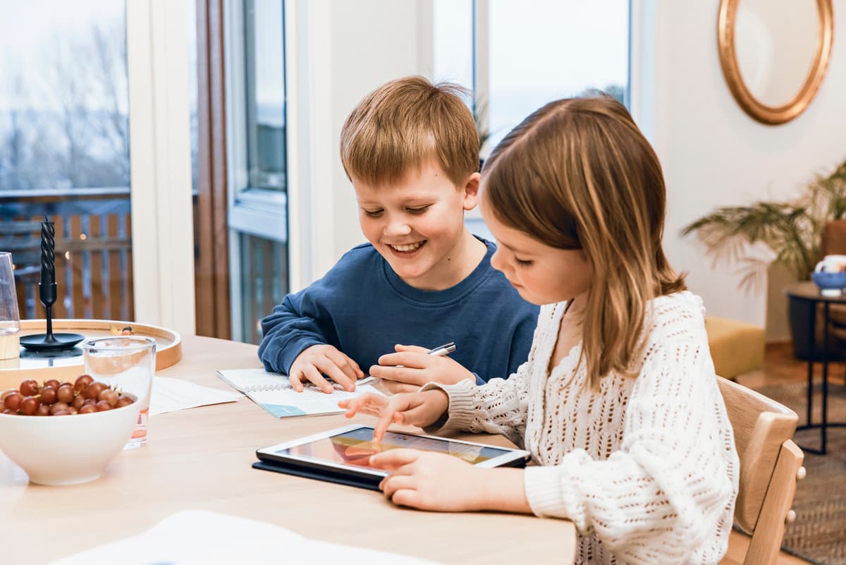 To barn ser pa ipad NTE 03981 To barn ser pa ipad NTE 03981