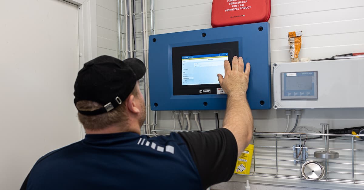 Magne styrer Mann trykker på et display