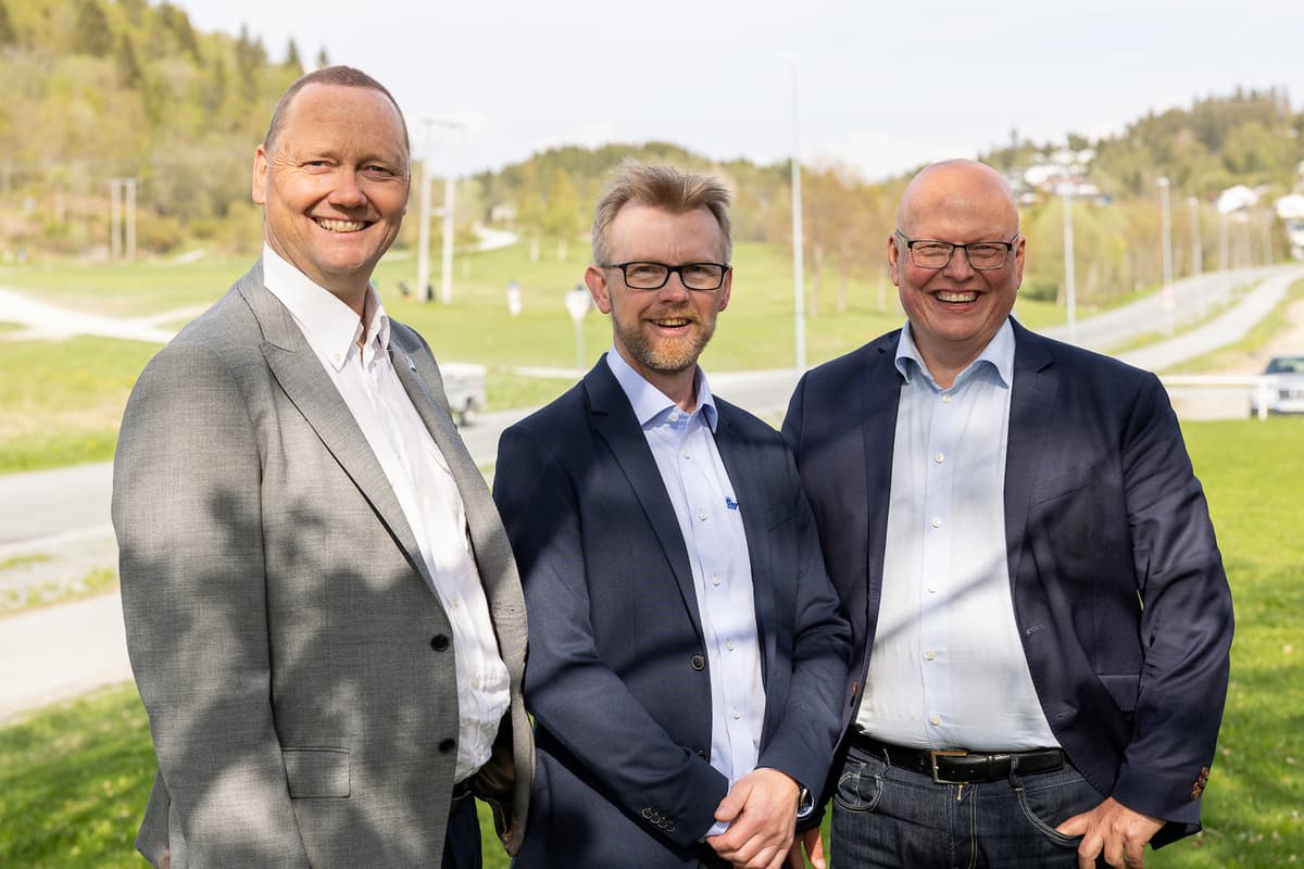 Tre smilende menn Tre smilende menn