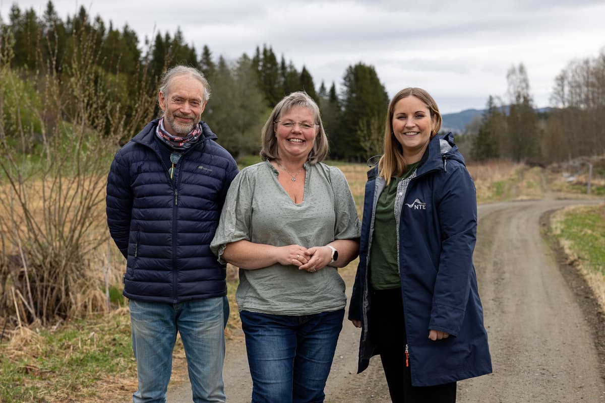 bjørn ann kristin og ranja En mann og to kvinner står på en skogsvei og smiler