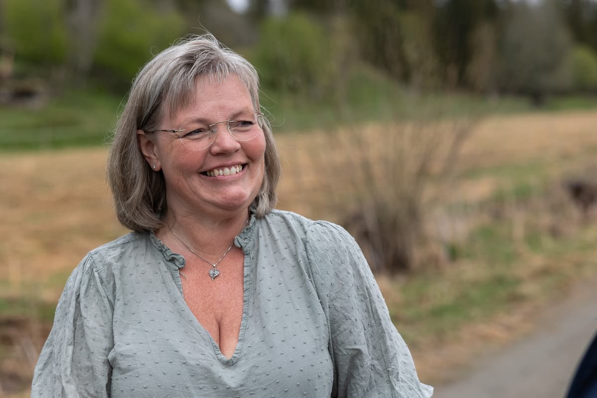 ann kristin brønstad Smilende dame på en skogsvei