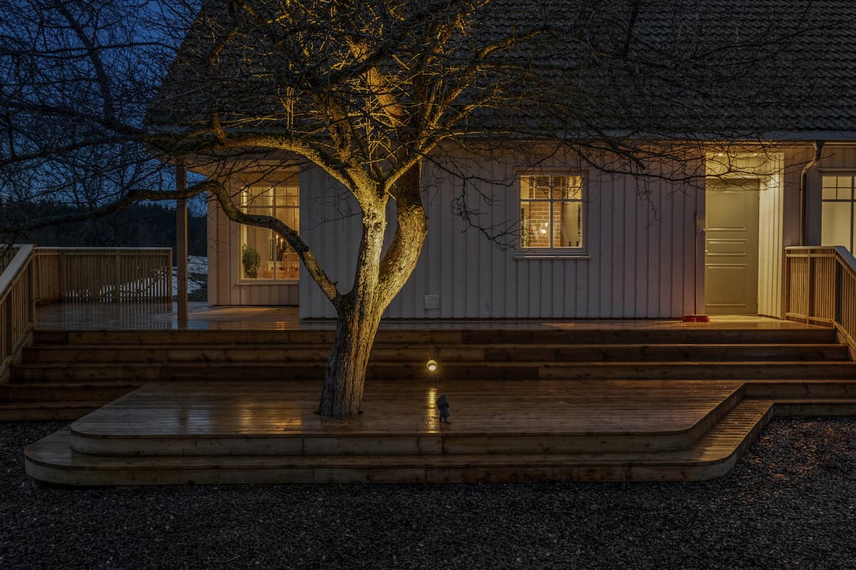tuntreet Et opplyst tuntre utenfor et bolighus