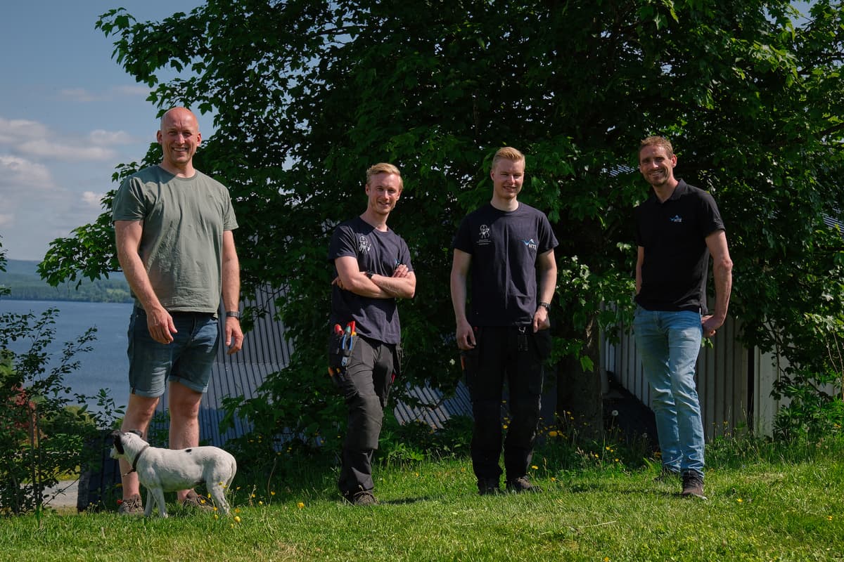 4 menn og en liten hvit hund 4 menn og en liten hvit hund