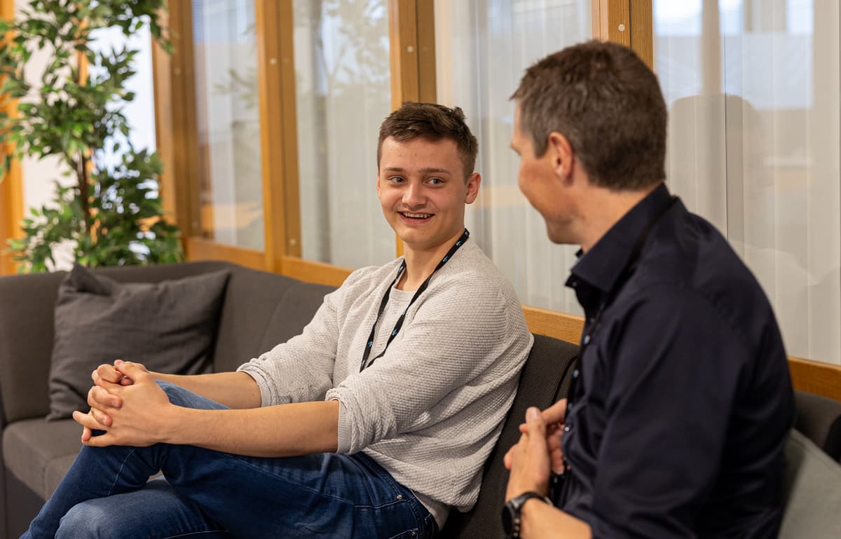Emil og Thor Gunnar To smilende menn sitter i en sofa og snakker sammen