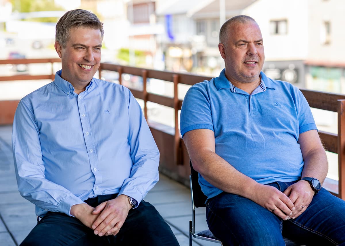 Christian Jenssen og Jørgen Dyrhaug To menn sittende på hver sin stol på en veranda.