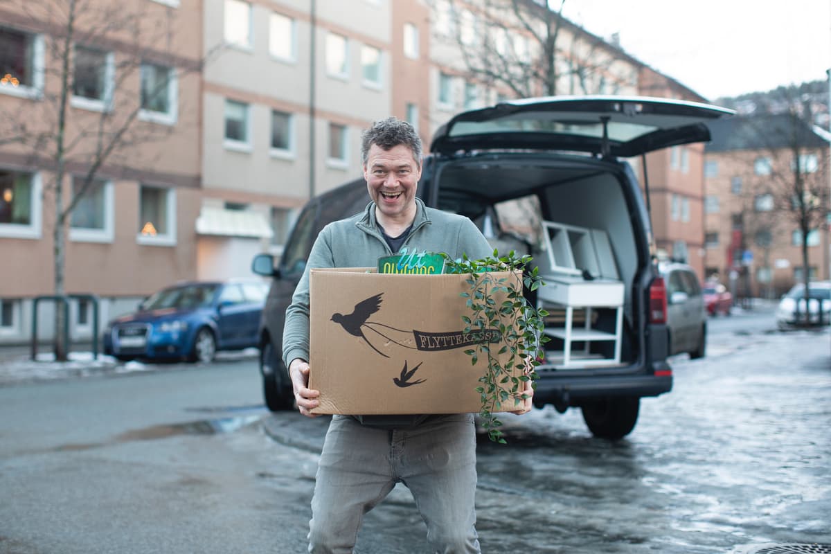 Øyvind med flytteeske Mann med flytteeske med flyttebil i bakgrunnen