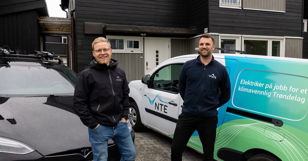 Petter og Kristian ved bilene To smilende menn står foran to biler