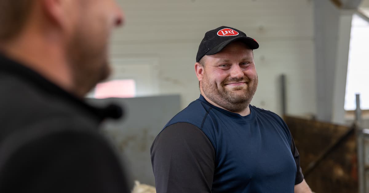 Smilende Magne Smilende mann i fjøs