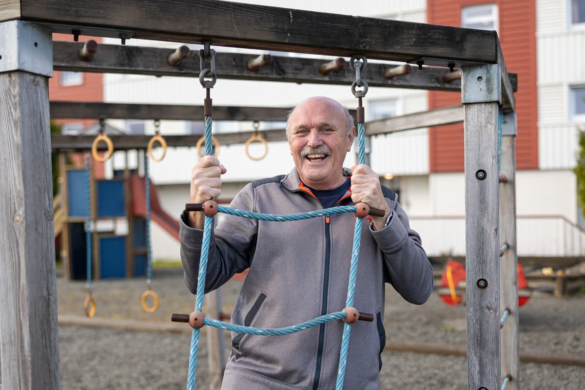Ragnar Utnes, styreleder i borettslaget Smilende mann i et lekestativ