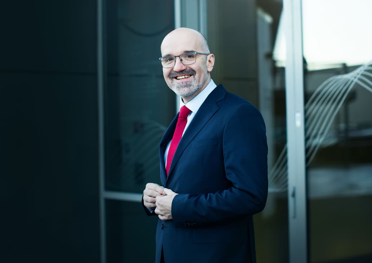 Smilende mann med briller og dress Smilende mann med briller og dress