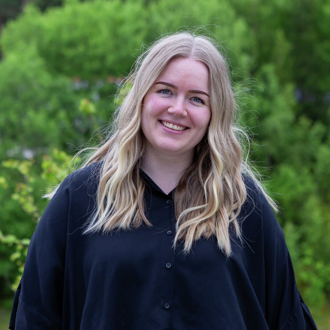 Foto viser Rebecca Engen Hoff. I bakgrunn grønne tree. Foto viser Rebecca Engen Hoff. I bakgrunn grønne tree.