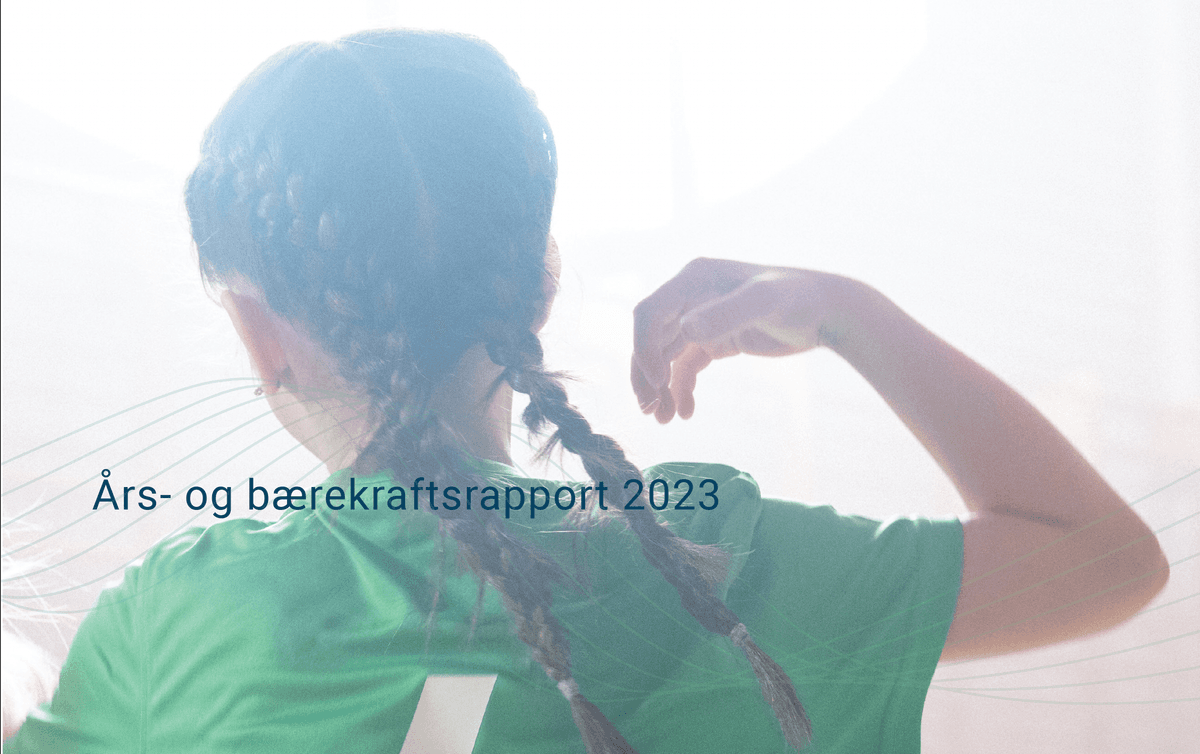 Jente med fotballdrakt med ryggen til kamera Jente med fotballdrakt med ryggen til kamera