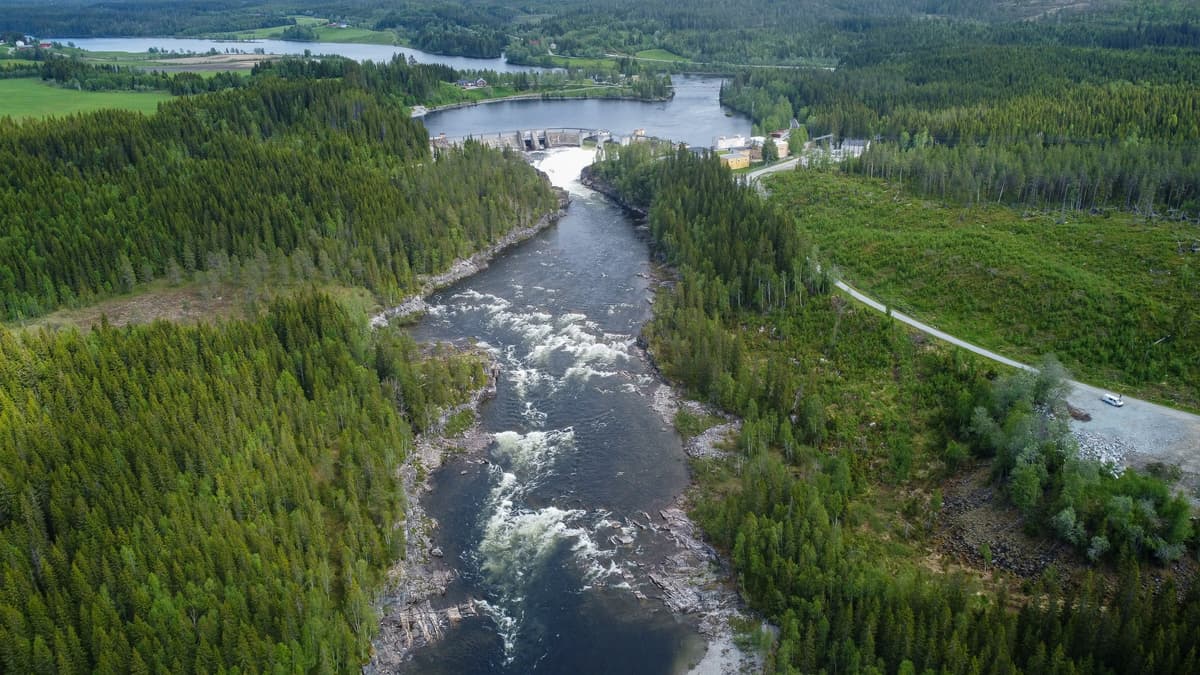Luftfoto viser Aunfoss kraftverk og dammen Luftfoto viser Aunfoss kraftverk og dammen