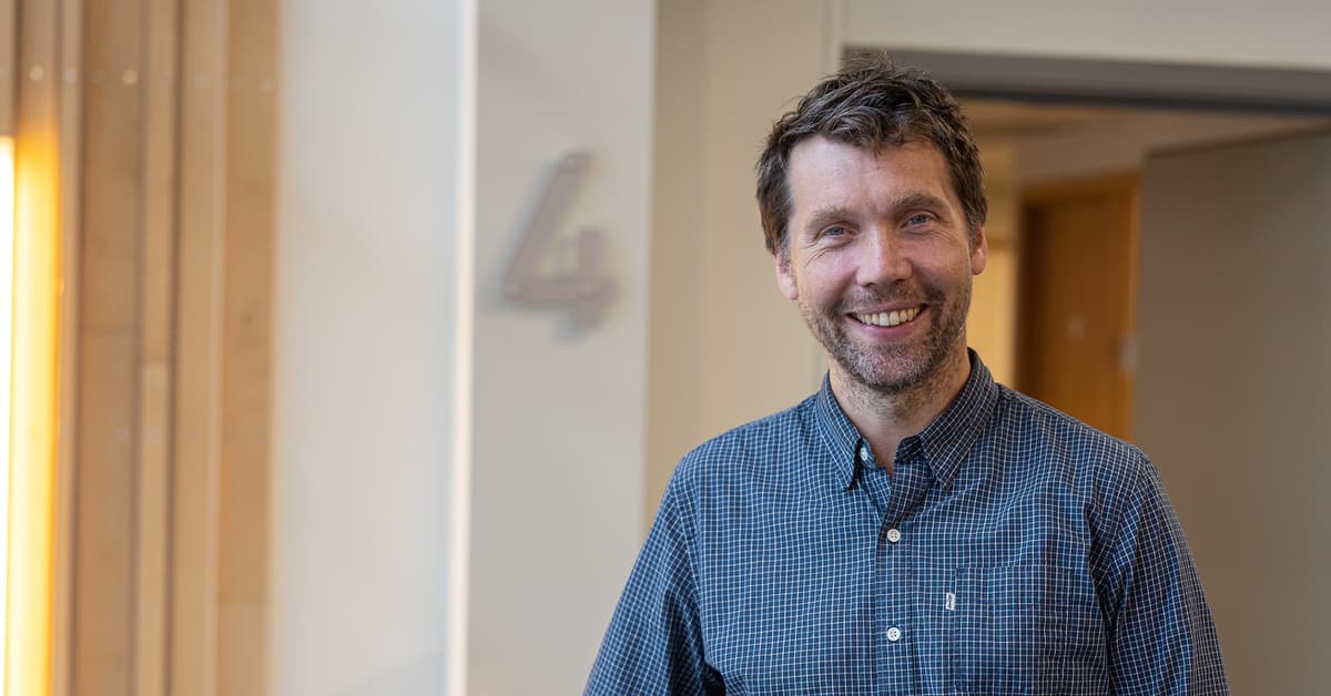 Christian Smilende mann med skjorte