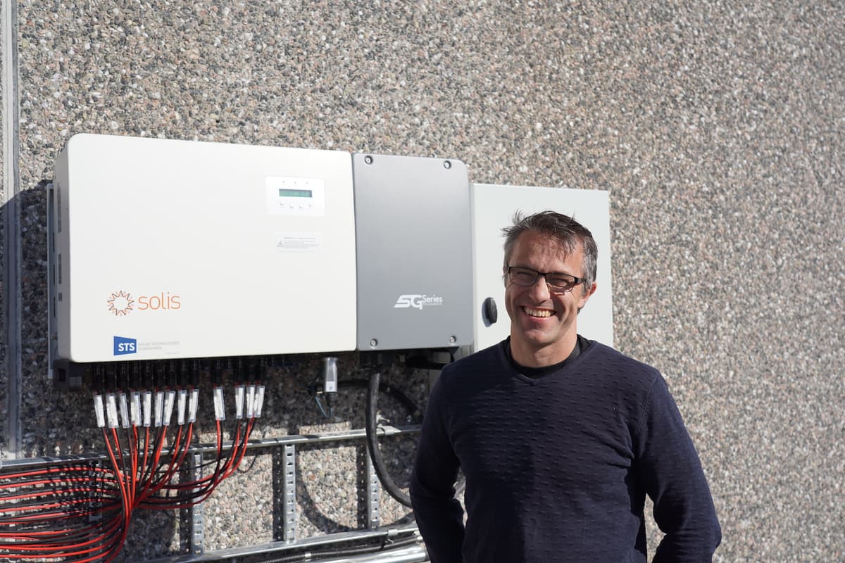 stein gunnar hallem Smilende mann foran en solcelle-inverter