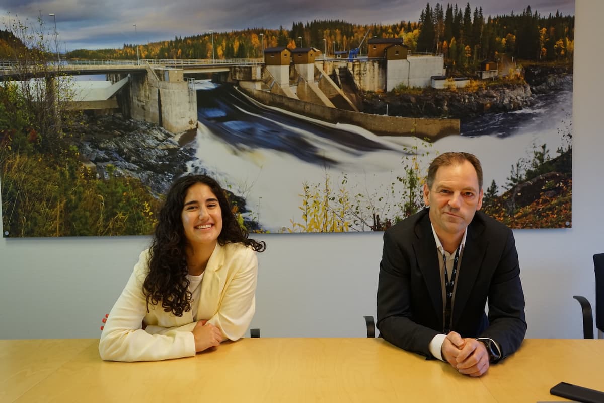 Zaineb og Christian Jente og mann sitter ved et bord