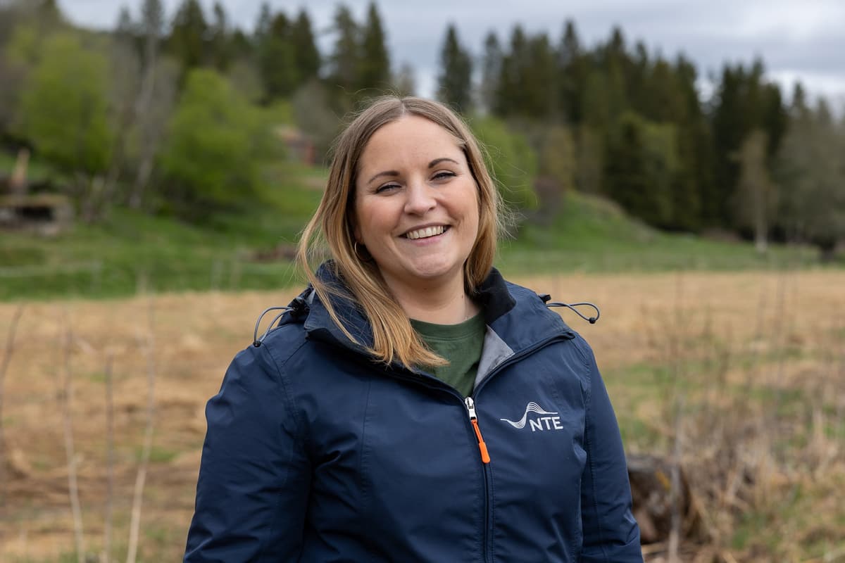 ranja vassli 2 Smilende dame med NTE-logoen på jakka