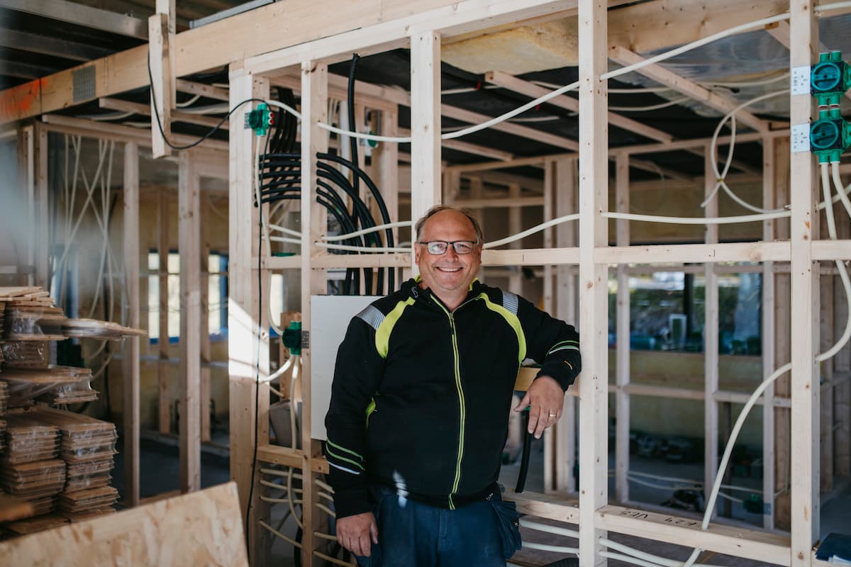 Bård Landsem Smilende mann i arbeidsklær inne i et råbygg
