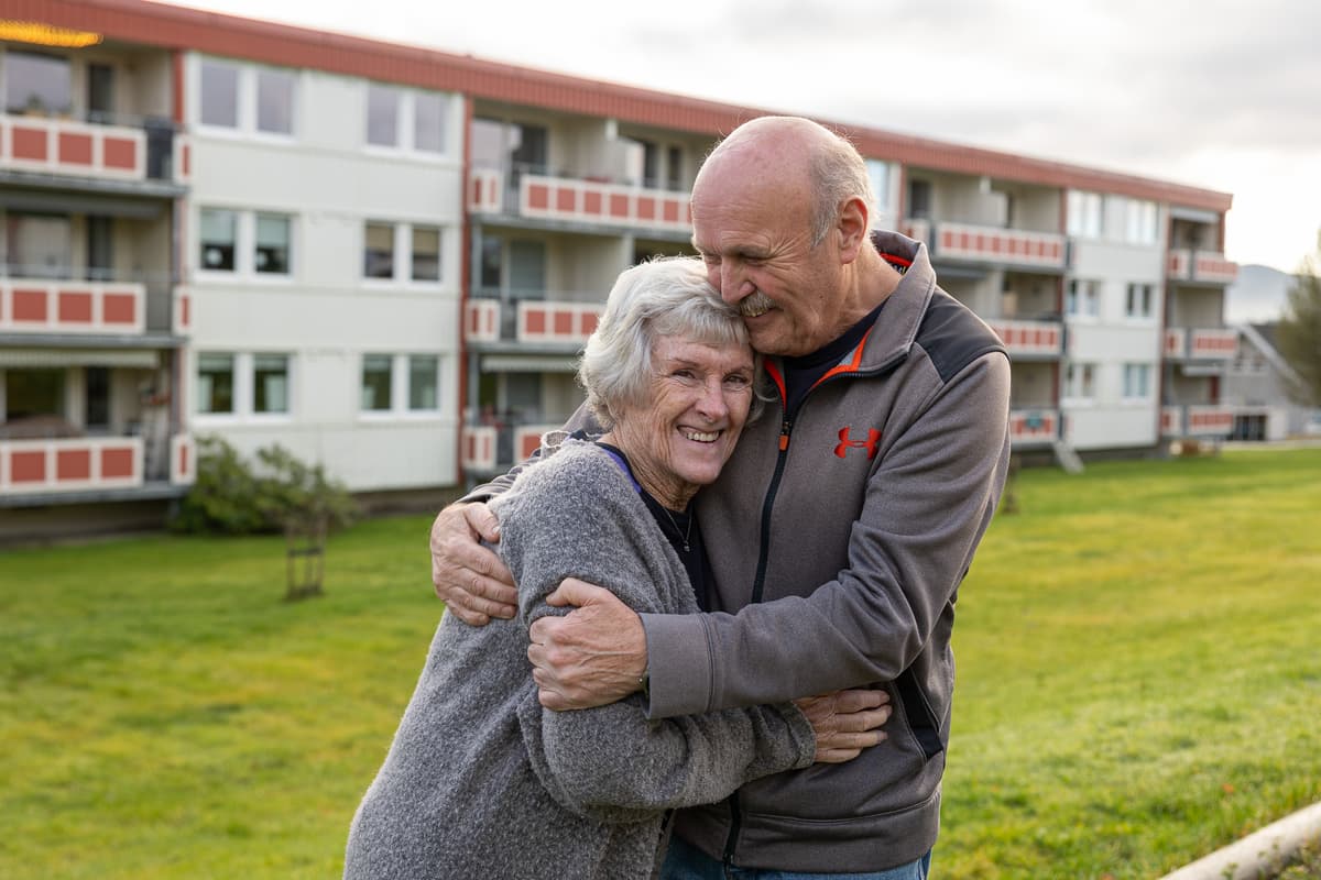 Randi og Ragnar Utnes Smilende mann og dame holder om hverandre