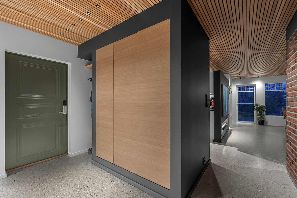 gang inngangsdør inn til en gang med spiler i taket