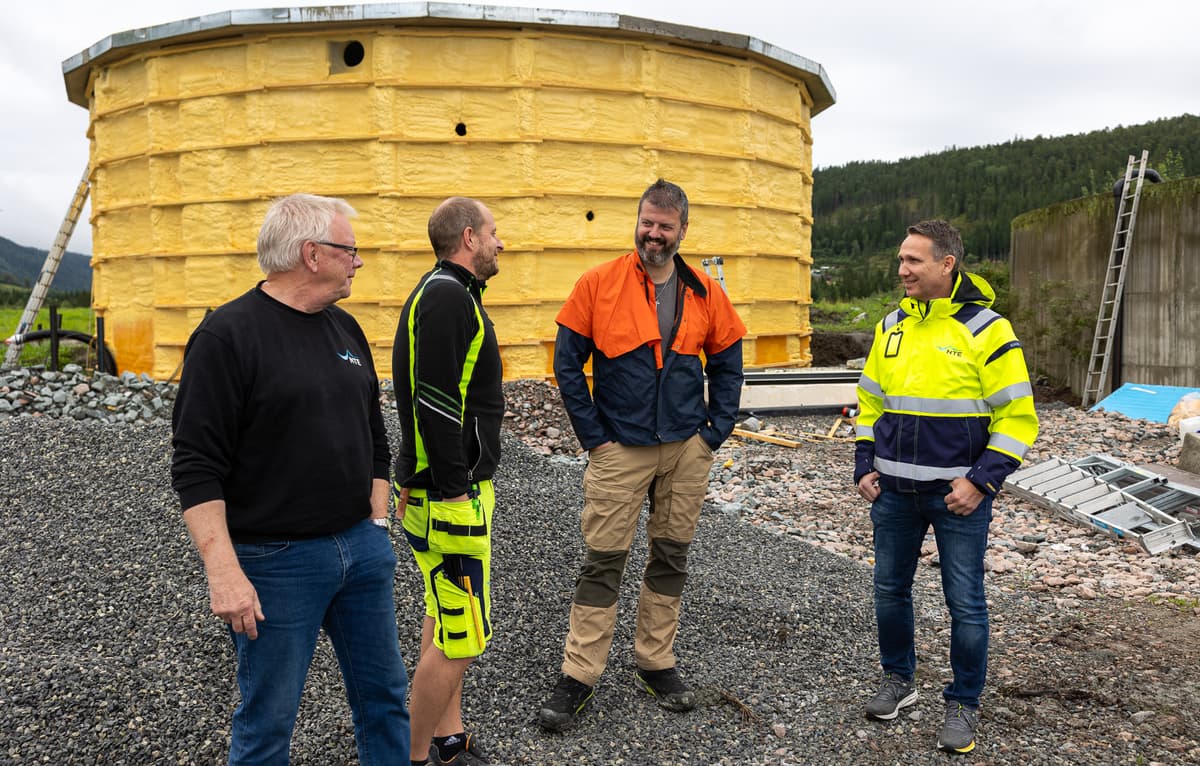 Fire menn og en biogassreaktor Bjørn Brøndbo, Espen Saugestad og Brede Rostad fra NTE står foran biogassreaktoren sammen med Espen Hatlinghus.