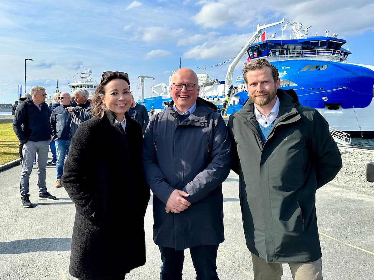 Dåp En kvinne og to menn foran en stor båt