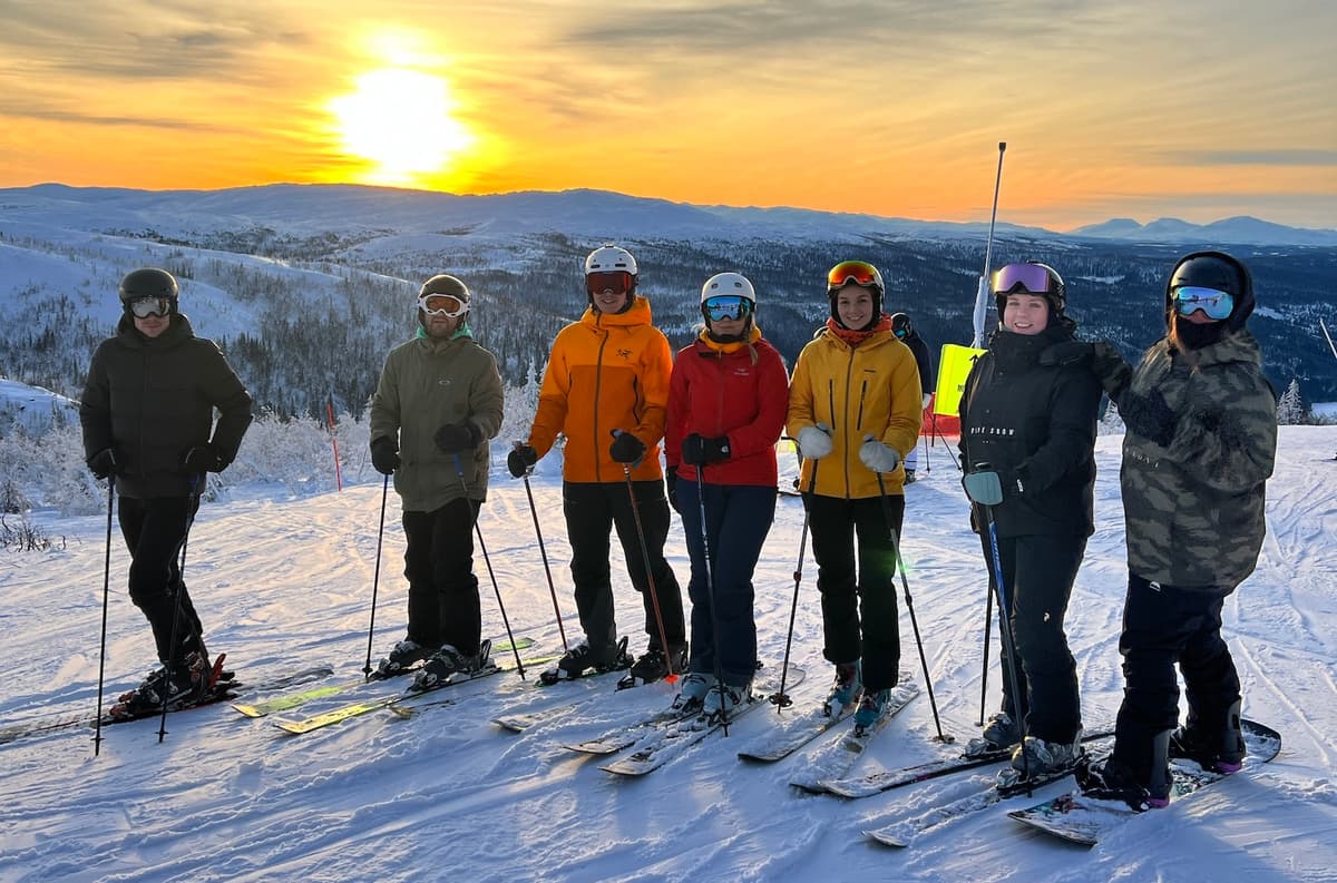 ung i nte 7 personer i skibakken