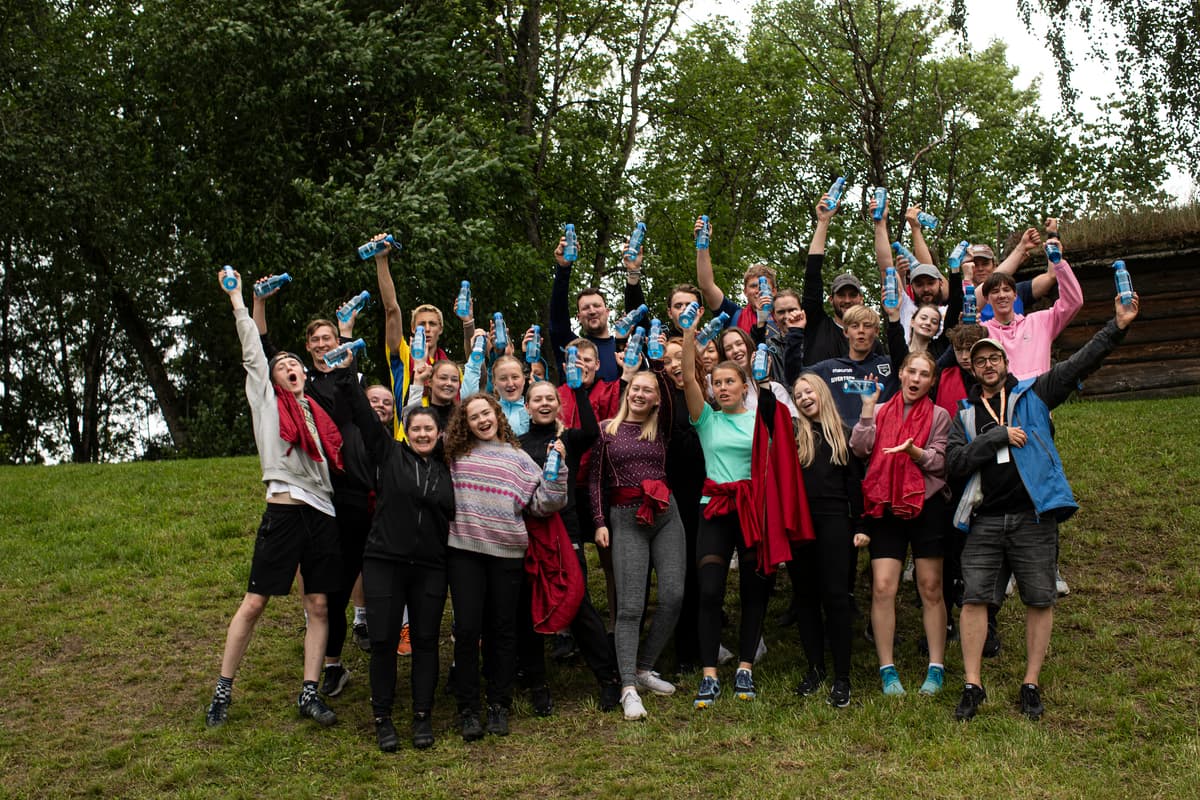 ungdommene på stiklestad Jublende ungdommer holder opp hver sin vannflaske
