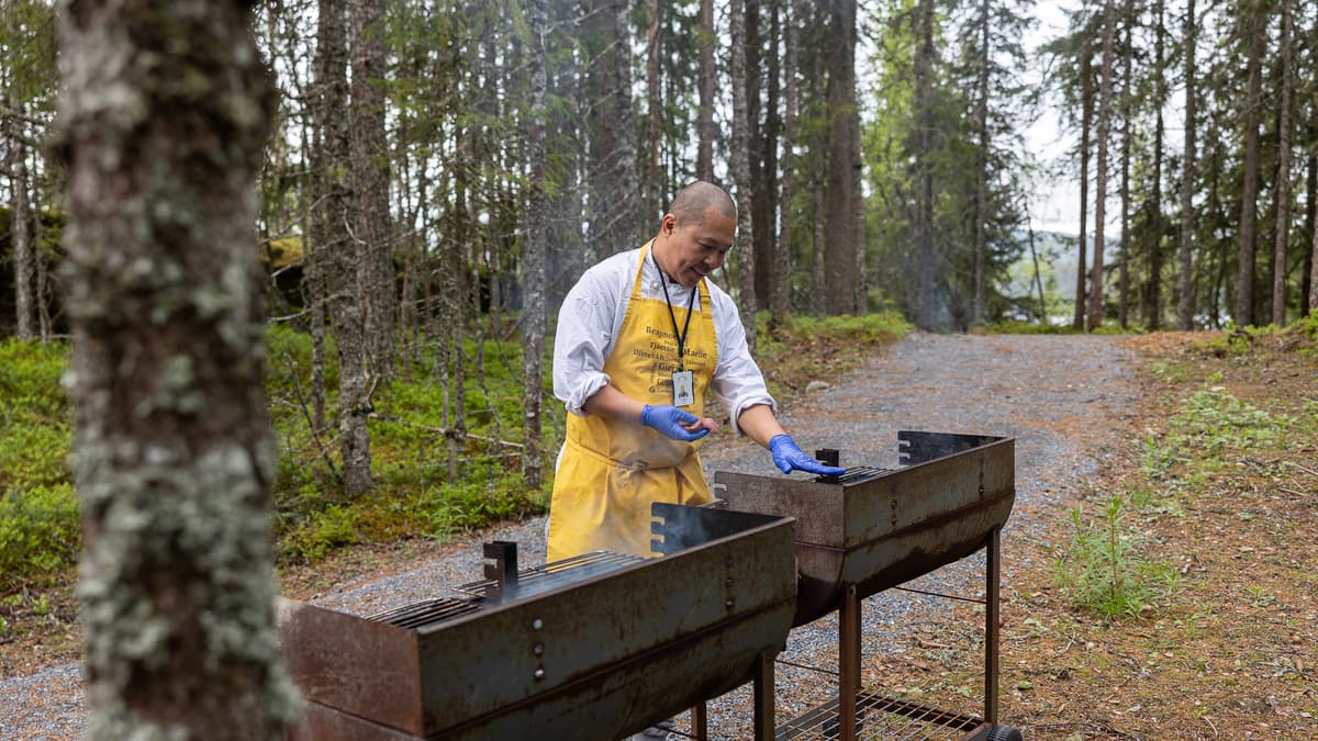 Snåsa kokk ute Kokk står ved to griller som ryker