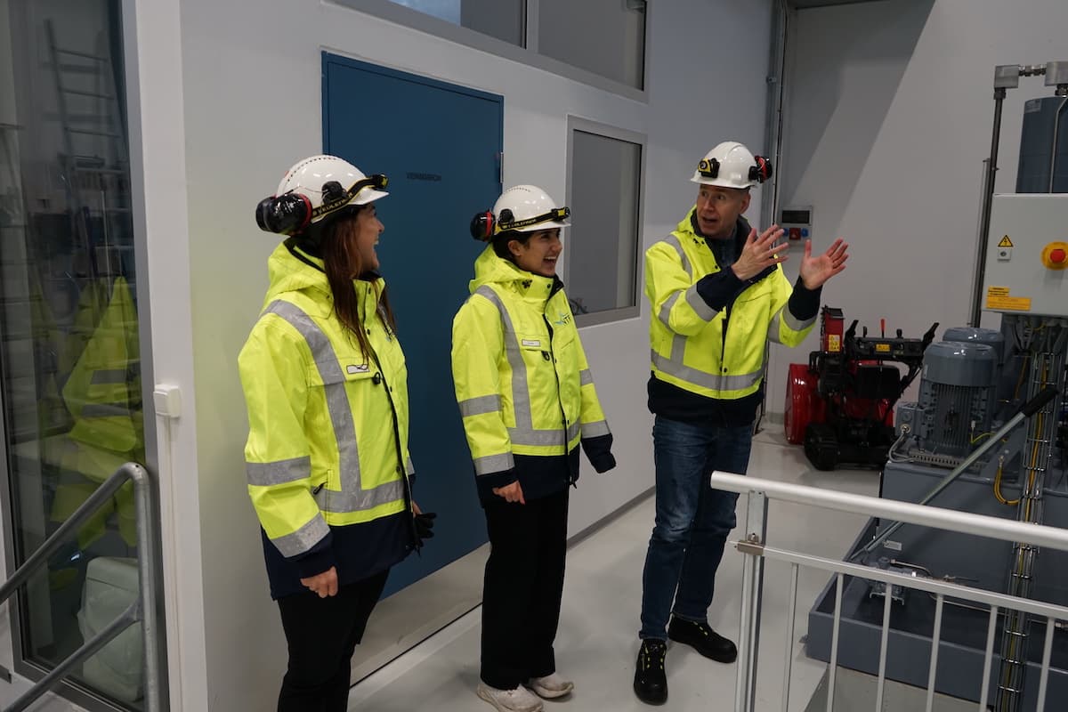 god stemning To kvinner og en mann i verneutstyr og hjelmer