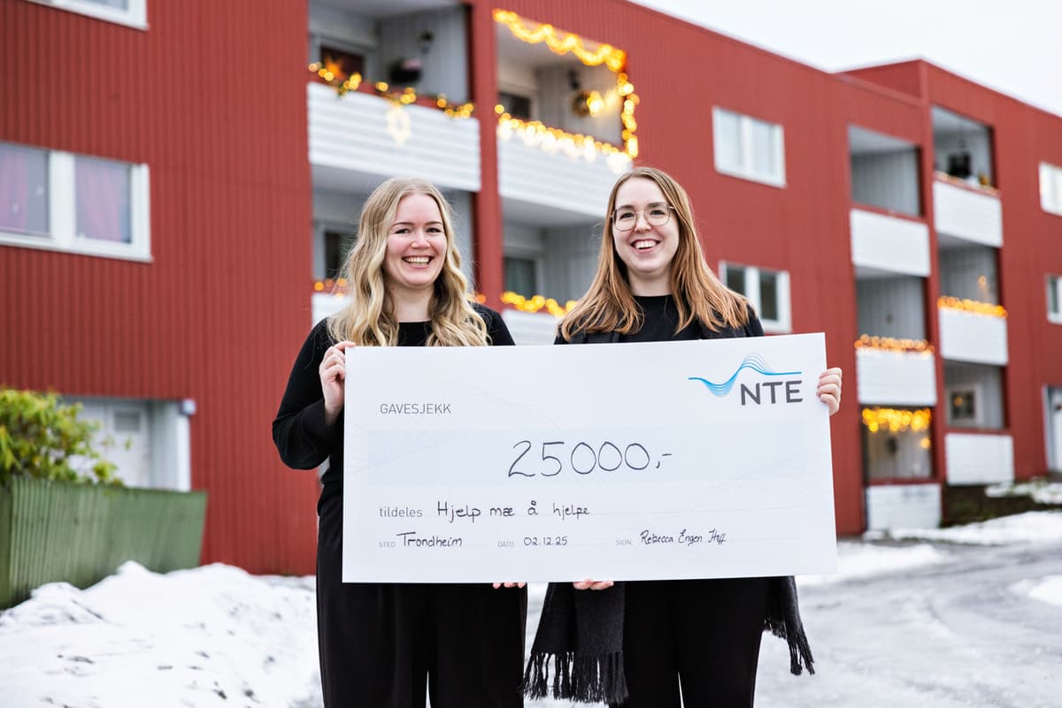 Rebecca Engen Hoff i NTE og Marthe Øyangen i Hjelp mæ å hjelpe To kvinner holder opp en sjekk. Foto.