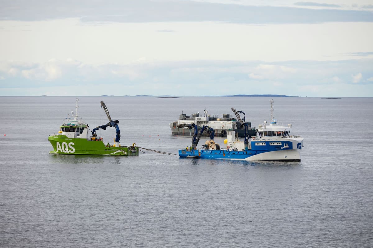 Legging av sjøkabel Tre båter på sjøen