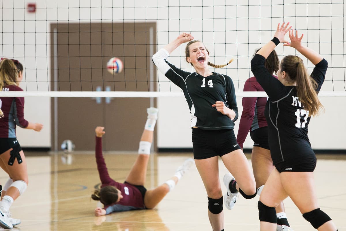Sponsorvirksomhet Kvinnelige volleyball-spillere jubler på banen