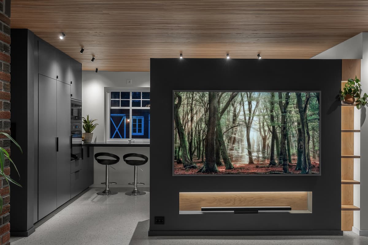 tv tv i forkant av et kjøkken