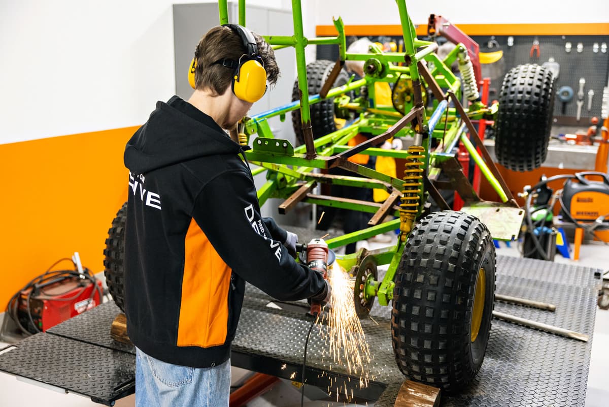 Ungdom sveiser på en bil Ungdom sveiser på en bil